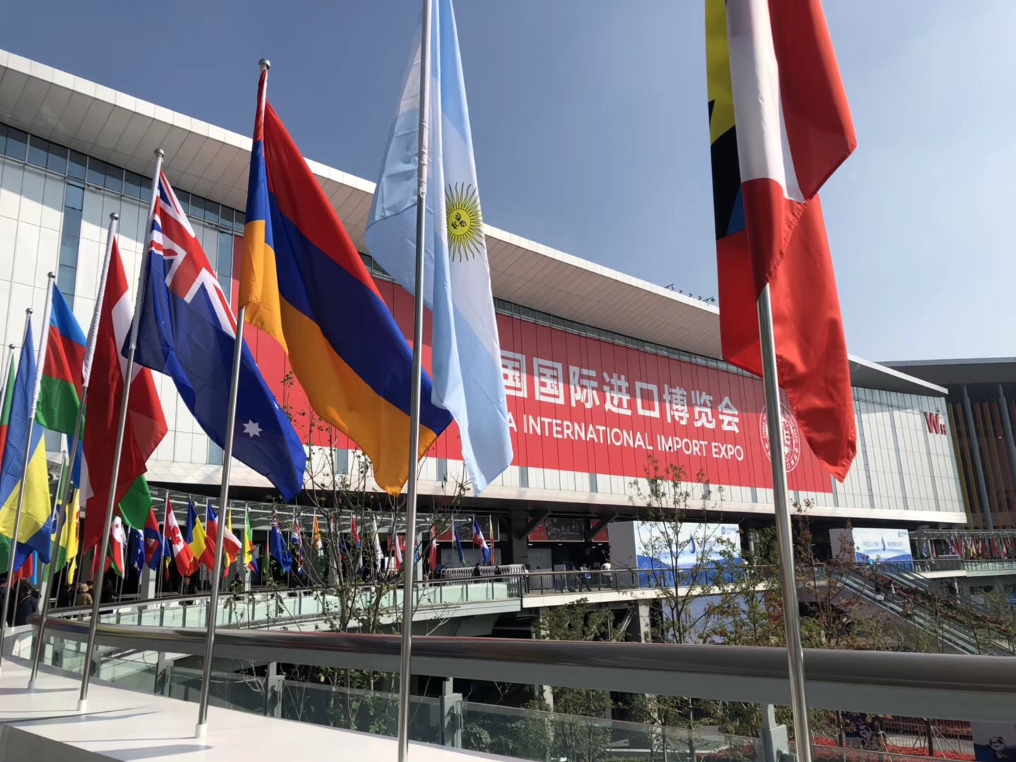 第二届中国国际进口博览会首批意大利展品在热那亚港装船