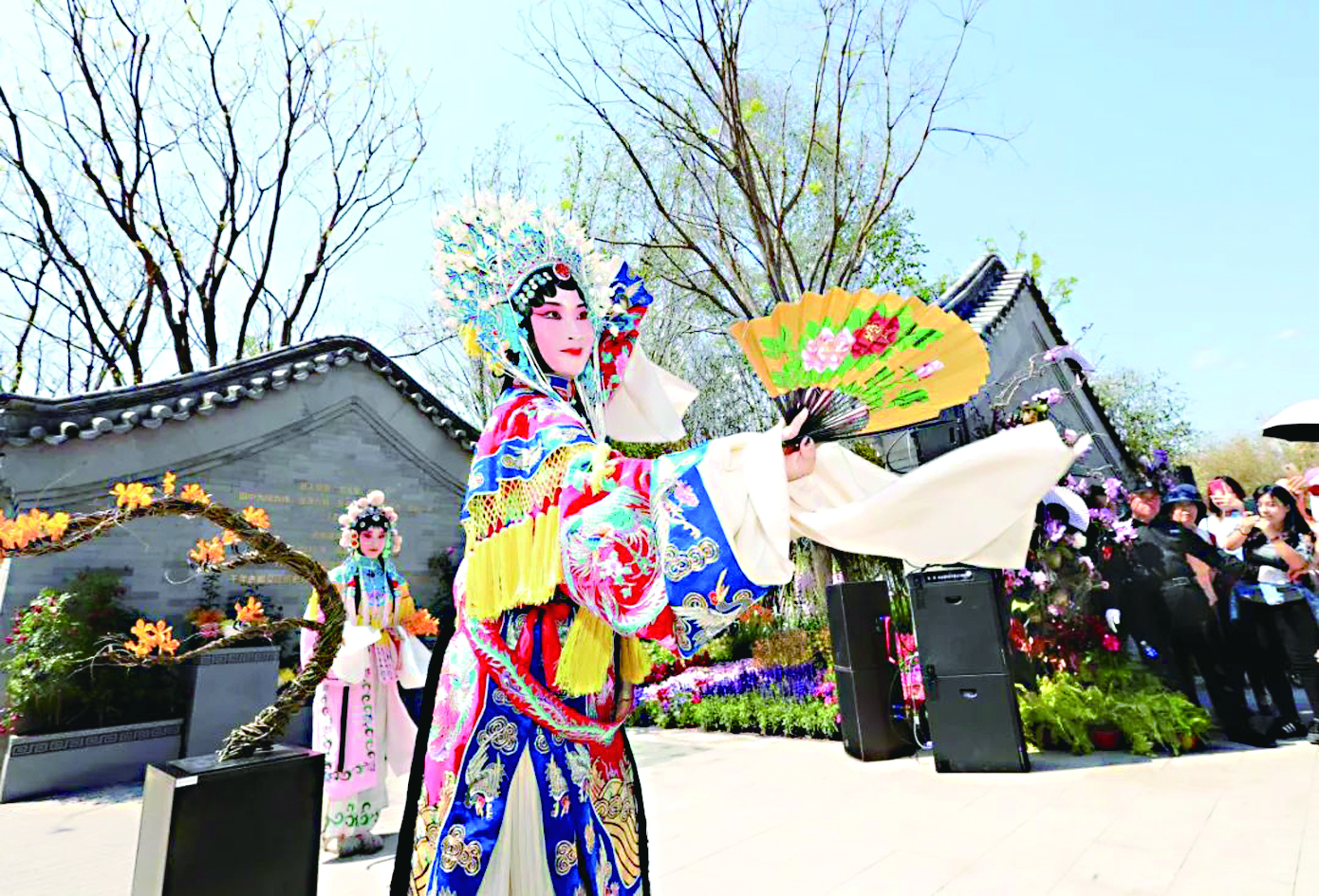 青砖黛瓦前的京剧风采